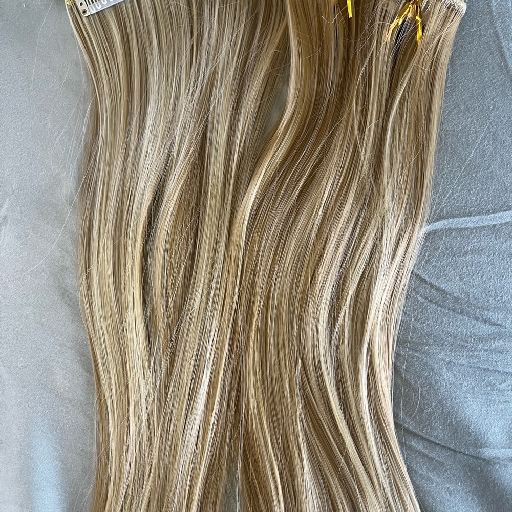 24 inch blonde synthetic clip in extensions. New. Never worn.